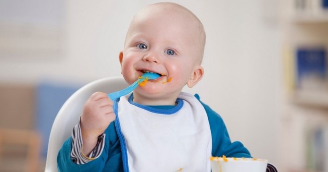 С первой ложки: как научить малыша есть самостоятельно